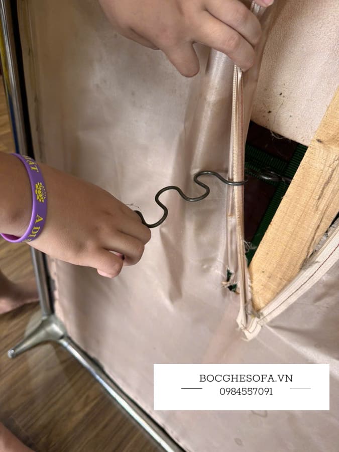 Sửa ghế sofa bị gãy lò xo